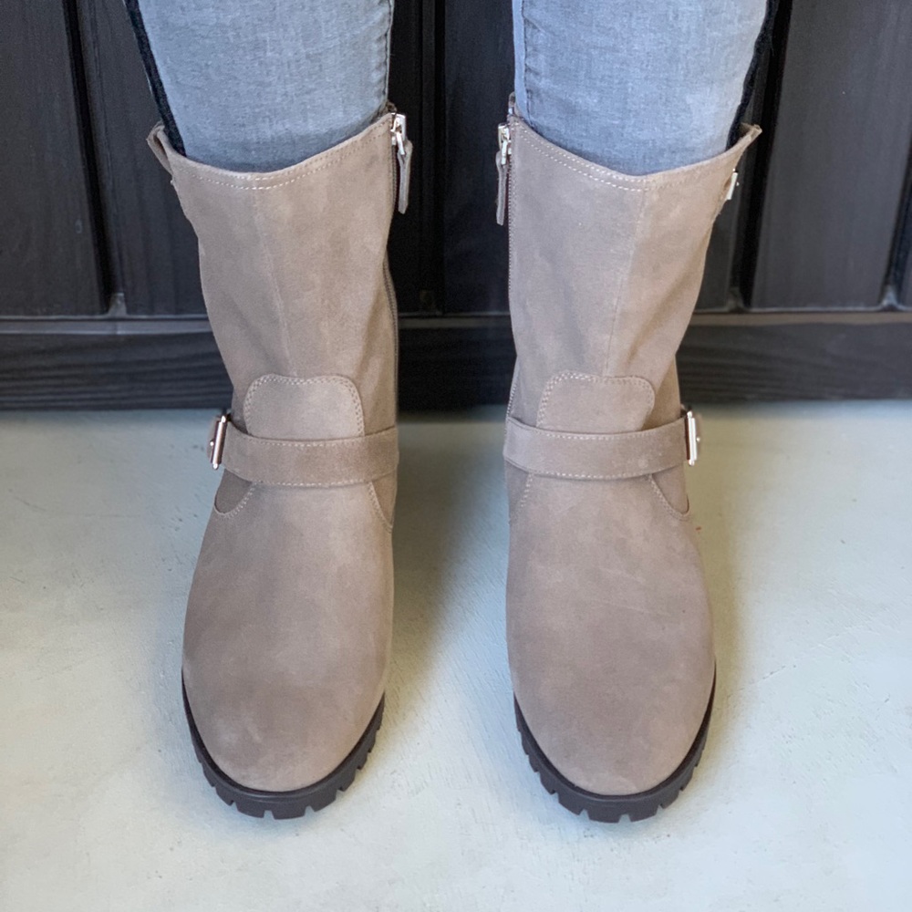 Lake House Winter Taupe Lug Sole Genuine Boots - Picture 3 of 5